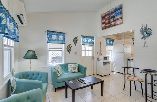 Indian Rocks Beach Cottage | Steps to Seawall: Cozy Indian Rocks Beach Cottage