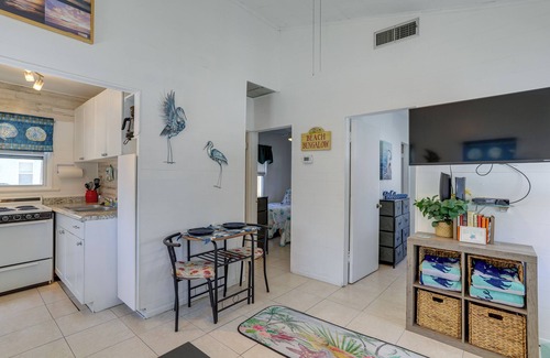 Indian Rocks Beach Cottage | Steps to Seawall: Cozy Indian Rocks Beach Cottage