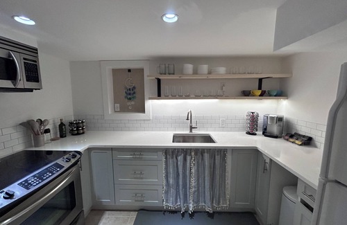 Gordon Head House | Steps to the Beach, New Reno, King and Queen Beds!