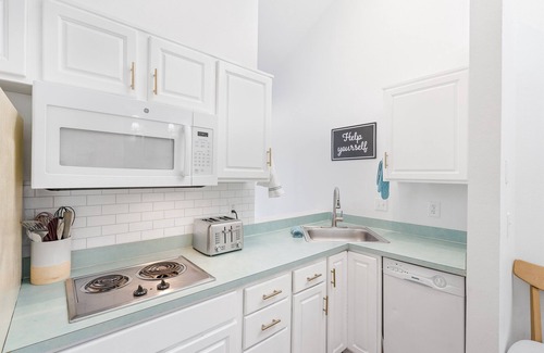 Tolovana Park House | Steps to the beach and downtown|3 ensuite BDR beach home|3 fireplaces|WiFi