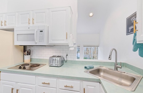 Tolovana Park House | Steps to the beach and downtown|3 ensuite BDR beach home|3 fireplaces|WiFi
