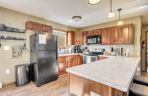 Albrightsville House | Steps to the Lake: 4 BDR, HotTub, GameRoom, Deck, Lake, Pool, Marina, Skiing
