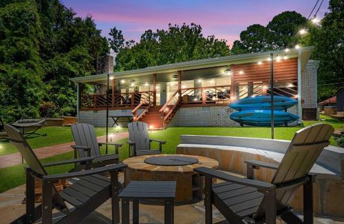Lake Hamilton House | Steps to the Lake, Game Room & More! Sleeps 9