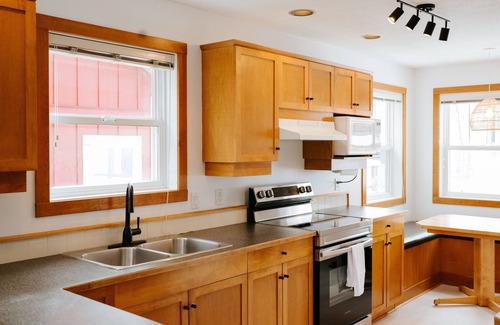 East Kootenay House | Steps to the lift, quick pedal to the trails, short drive to golf.