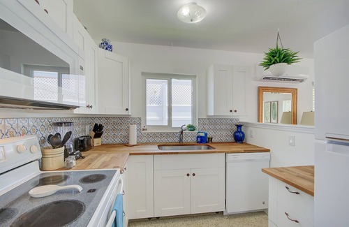 Indian Rocks Beach Apartment | Steps to the Beach, No Car Needed, Completely Permitted Remodel + King Size Bed!