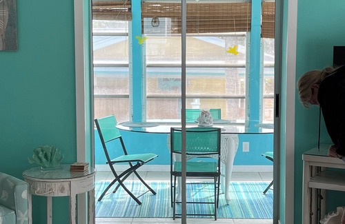 Englewood House | STEPS TO BEACH & STEPS TO BAY & WATCH DOLPHINS! 3 MIN WALK TO RESTAURANTS