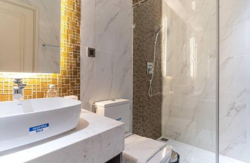 Little Japan Apartment | Steps to Vincom/Casino/D1/pool/gym/Netflix/3Beds