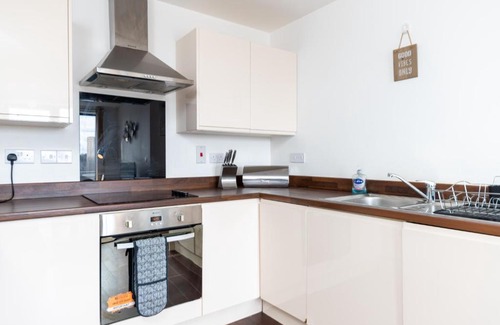 Stevenage Apartment | Stevenage - 2 Bedroom Apartment, Free Wifi & Balcony Upto 5 guests