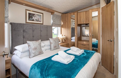 St. Andrews Cottage | Stewart Resort Lodge 50 - a lodge that sleeps 6 guests in 3 bedrooms