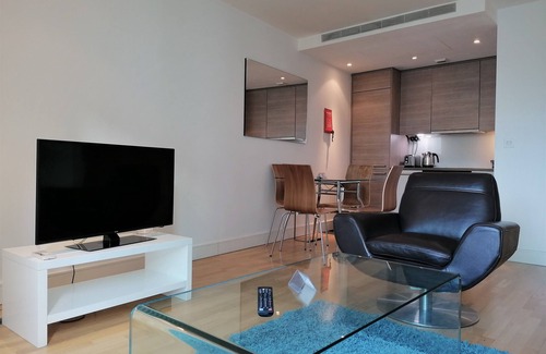 Vauxhall Apartment | Still Life Vauxhall Manhattan One Bedroom Apartment