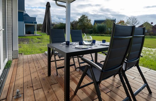 Busum Apartment | Stillvoll Eingerichtete Ferienwohnung mit Sauna, Kamin, Terrasse und Waschtrockn