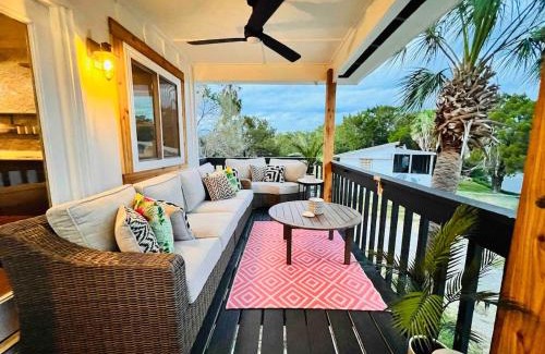 Crystal River House | Stilted 2BR canal home, full kitchen, yard, pets!