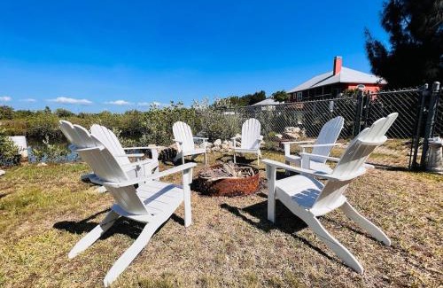 Crystal River House | Stilted 2BR canal home, full kitchen, yard, pets!