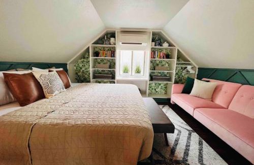Crystal River House | Stilted 2BR canal home, full kitchen, yard, pets!