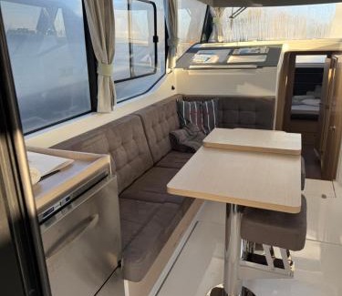 Werder Boat Rental | Stilvolle Bootsunterkunft für bis zu 4 Personen