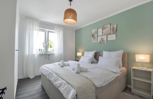 Steinhagen Apartment | Stilvolle Stadtoase Balkon Wifi TV