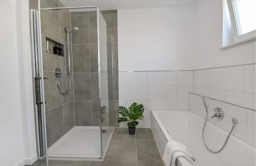 Steinhagen Apartment | Stilvolle Stadtoase Balkon Wifi TV