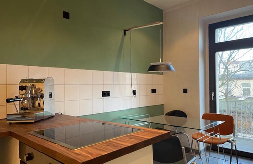 Ost Apartment | Stilvoller Altbau mit Balkon - 10 min to center