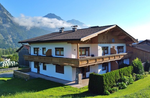Buch in Tirol Apartment | Stilvolles Appartement Gallzein im Herzen Tirols