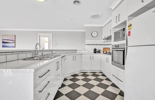 Llanarth House | Stinson House - 9 Mins to Racetrack, Serene Escape