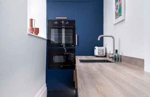 Stirling Apartment | Stirling Retreat - Quirky Décor, Fireplace & Charm