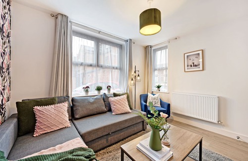 Offerton House | Stockport Retreat, Modern Spacious House, Double En-suite, Great Transport Links