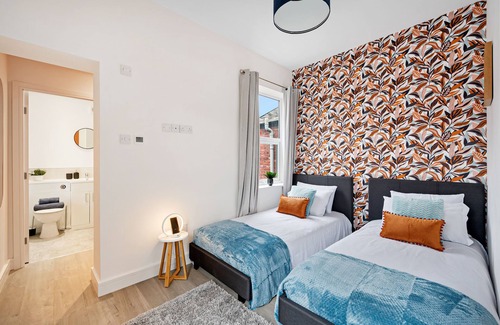 Offerton House | Stockport Retreat, Modern Spacious House, Double En-suite, Great Transport Links