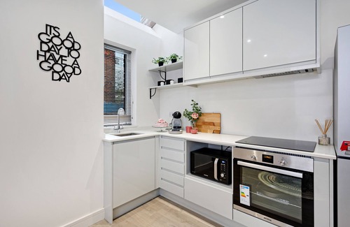 Offerton House | Stockport Retreat, Modern Spacious House, Double En-suite, Great Transport Links