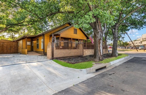 Fort Worth House | Stockyards Cowboy Lodge - 1/8 mi to Stockyards-Sleeps up to10-add 11 next door!