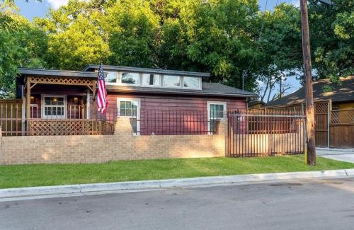 Fort Worth House | Stockyards Longhorn House, TCU close by