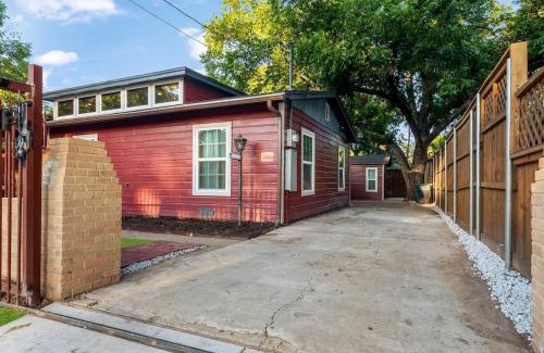 Fort Worth House | Stockyards Longhorn House, TCU close by
