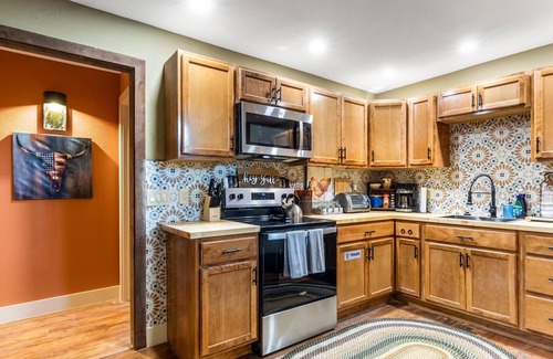 Fort Worth House | Stockyards Longhorn House, 1/8 mi to Stockyards-Sleeps up to 11-add 10 next door