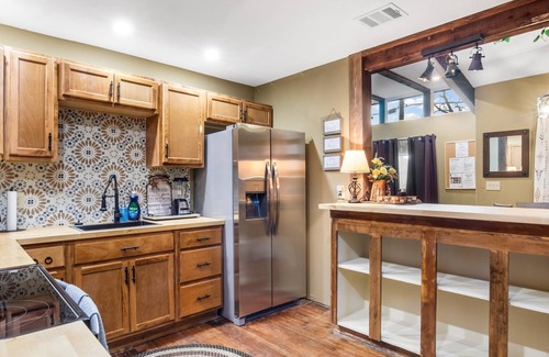 Fort Worth House | Stockyards Longhorn House, 1/8 mi to Stockyards-Sleeps up to 11-add 10 next door