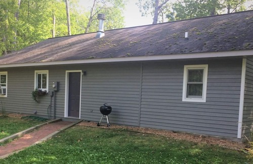 La Pointe House | Stolen Oaks - Cottage with All-seasons Porch, located near the Airport!