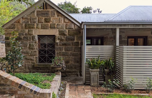Cammeray Cottage | Stone 1bed Cottage + Living