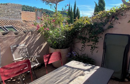 Vaison-la-Romaine Cottage | Stone cottage with terrace