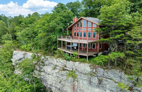 Trenton House | Stone Ledge Refuge with private hot tub
