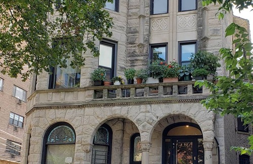 Lake View East Apartment | Stone Mansion Sleeps 10-20 Free Parking Near Lake, Red Line and Wrigley