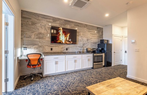 Ellsworth Apartment | Stone Park