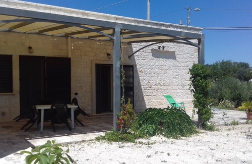 Locorotondo House | Stone villa in the middle of the Apulian countryside and a few kilometers from the sea.