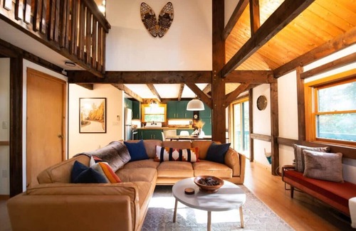 Tyringham House | Stonebridge Cabin: Modern Amenities, Enjoy Nature!