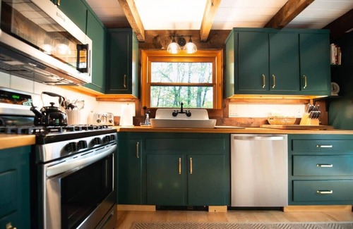 Tyringham House | Stonebridge Cabin: Modern Amenities, Enjoy Nature!