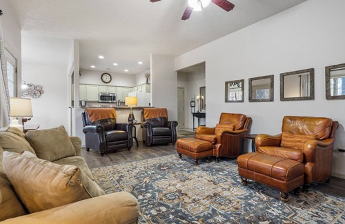 Branson West House | Stonebridge Townhouse near SDC w Free Tickets-Screened In Porch-OnSite Golf Course