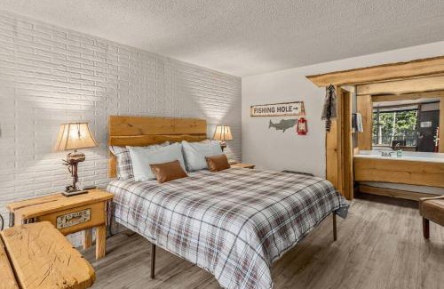 Eureka Springs Apartment | Stonegate Lodge King Bed WIFI 50in Roku TV Salt Water Pool Room # 302