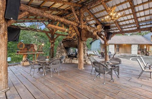 Eureka Springs Apartment | Stonegate Lodge King Bed Fast WiFi 40in TV Salt Water Pool Room #309