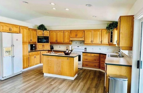 Okanagan-Similkameen House | StoneRidge vineyard, view + pool
