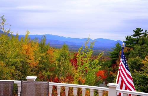 Conway Ski Chalet | Stonewood Chalet with Breathtaking Views, Victorian decor & Hot Tub.