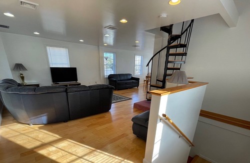 Westerly House | Stonington CT - 2 minute walk to Downtown Westerly