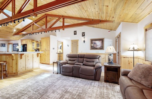 Eagle Mountain Estates Cabin | Stony Creek Retreat #708