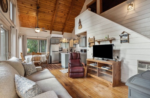 Croft Cabin | Storybook Cabin 3-bedroom cabin in tranquil Pioneer - Near Kirkwood & Snow!